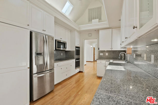 1710 Santa Paula Place, Glendale CA: https://media.crmls.org/mediaz/3d00696c-fefd-467b-aced-dcc714858568.jpg