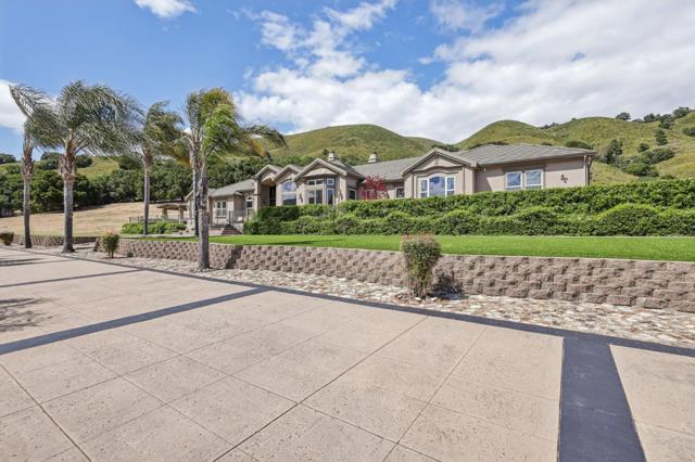 2995 Day Road, Gilroy CA: https://media.crmls.org/mediaz/3d009d04-dd51-4515-b80a-4a6a24d73580.jpg
