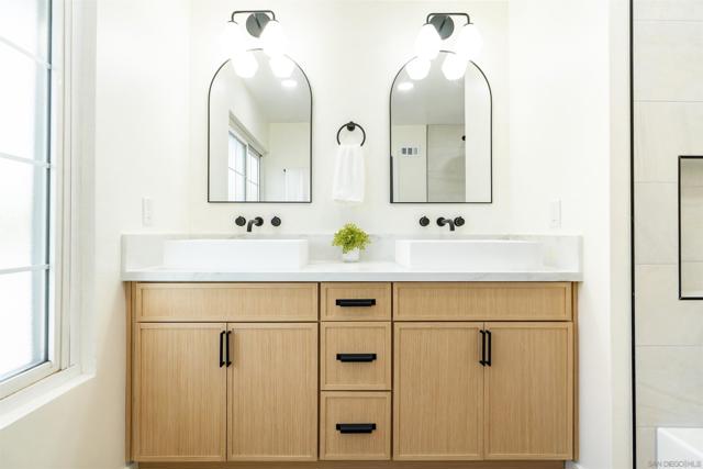 3624 Governor Dr, San Diego CA: https://media.crmls.org/mediaz/3d011363-267b-483f-8374-58e1a8591629.jpg