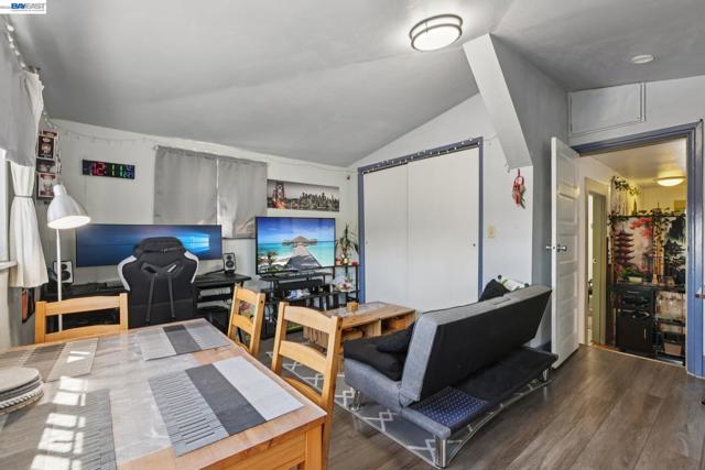 2514 21St Ave, Oakland CA: https://media.crmls.org/mediaz/3d016544-22ba-439d-bb73-8c5237dc6a18.jpg