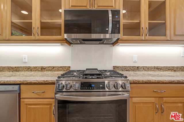 1022 10th Street, Santa Monica CA: https://media.crmls.org/mediaz/3d033167-fb0e-40cb-8af8-e358a72d5877.jpg