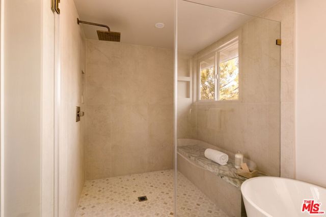 22460 Cairnloch Street photo 31