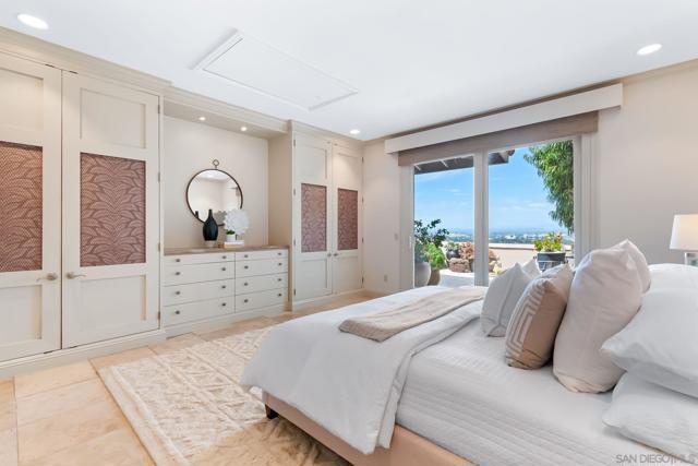 2885 Caminito Merion, La Jolla CA: https://media.crmls.org/mediaz/3d0380c5-d681-4dfa-9e18-83de303972c5.jpg