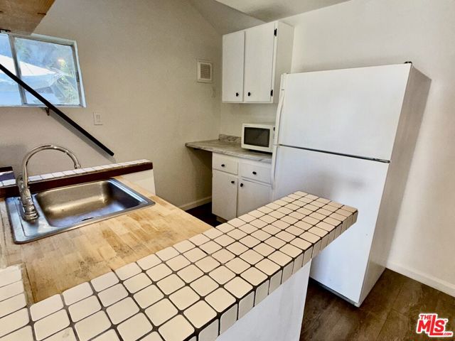 641 N Martel Avenue, Los Angeles CA: https://media.crmls.org/mediaz/3d03983e-7fa1-4415-8e2c-74ee1a731703.jpg