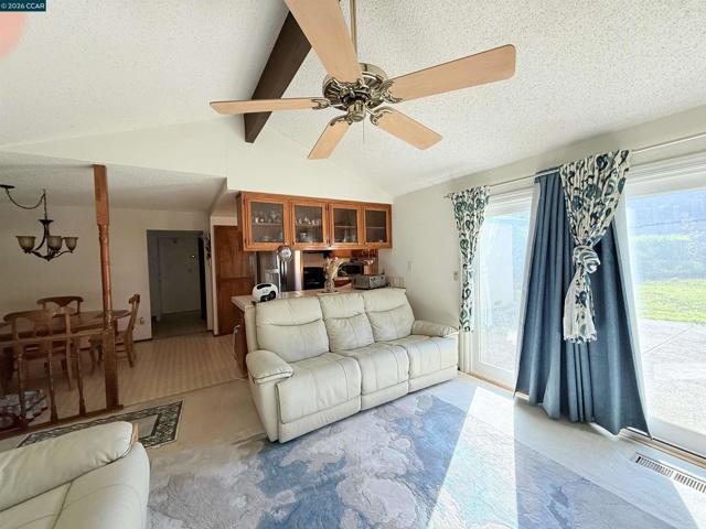 2132 Misty Ct, Pittsburg CA: https://media.crmls.org/mediaz/3d03de23-bada-41f8-9d67-a5f28d8d8cb6.jpg