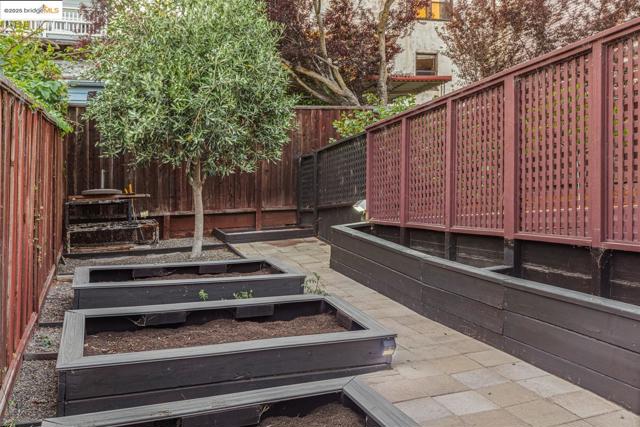 61 Wildwood Ave, Piedmont CA: https://media.crmls.org/mediaz/3d051273-89dd-4824-a275-cb9ca66fdbea.jpg
