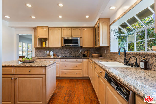 17336 Marilla Street photo 8