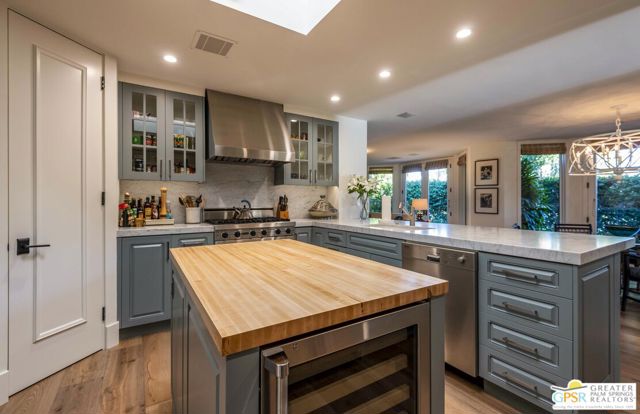 8 Surrey Court, Rancho Mirage CA: https://media.crmls.org/mediaz/3d06c634-5773-4cec-bded-f8420cf544ee.jpg