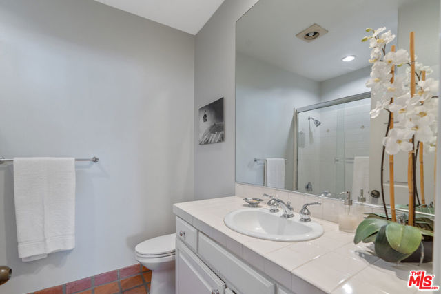 640 N Sweetzer Avenue, Los Angeles CA: https://media.crmls.org/mediaz/3d075ec1-aa4b-4a7f-95ee-d3e73e849fa9.jpg