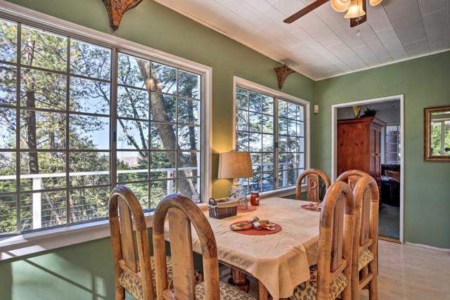 23984 SKYLAND DR, Crestline CA: https://media.crmls.org/mediaz/3d083323-6800-440e-9828-989267fd28a2.jpg