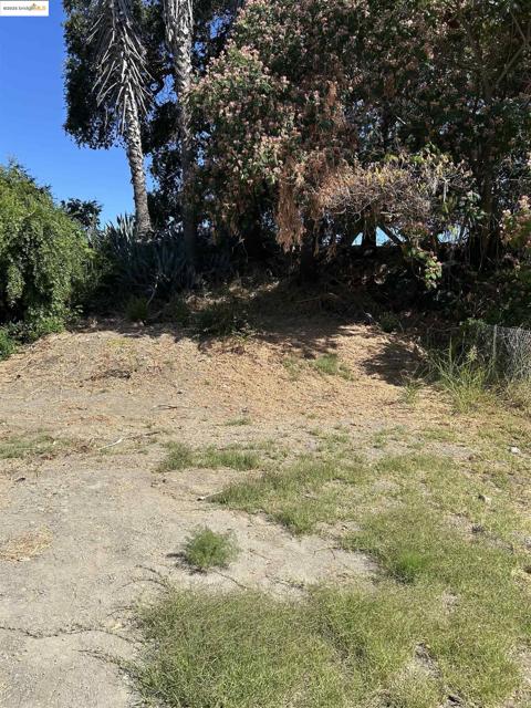 39 Main St, Isleton CA: https://media.crmls.org/mediaz/3d08a2e2-5706-48bb-b2ba-aea65a0eb4a9.jpg