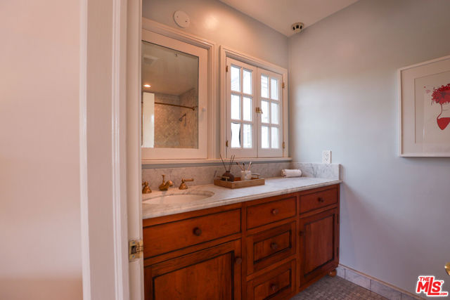 628 N Elm Drive, Beverly Hills CA: https://media.crmls.org/mediaz/3d08b18d-d4ce-4c35-a690-45b64ffb57c4.jpg