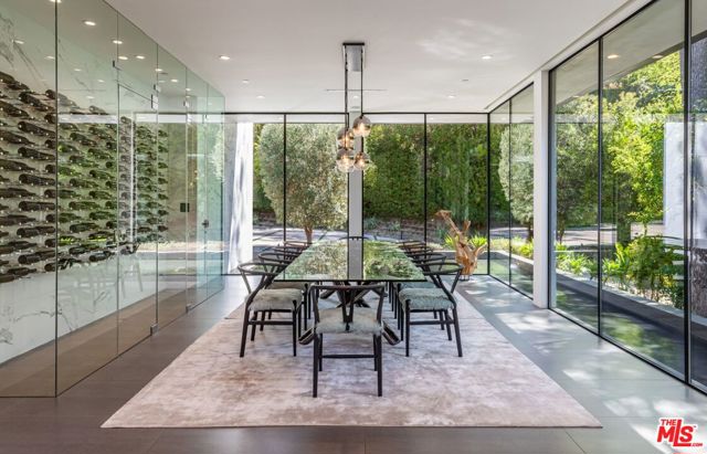 2002 LOMA VISTA Drive, Beverly Hills CA: https://media.crmls.org/mediaz/3d08b5b5-38f9-4e76-b9f0-e82f16794418.jpg