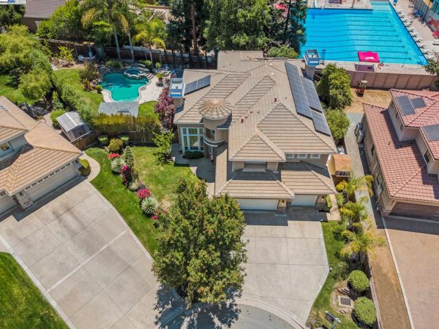 418 Golf Ct, Walnut Creek CA: https://media.crmls.org/mediaz/3d08b9c9-a239-4f44-a743-50cac8a53f72.jpg