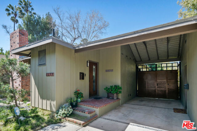 2299 Beverwil Drive, Los Angeles CA: https://media.crmls.org/mediaz/3d09403d-cd53-4bda-8cc3-222d182a617c.jpg