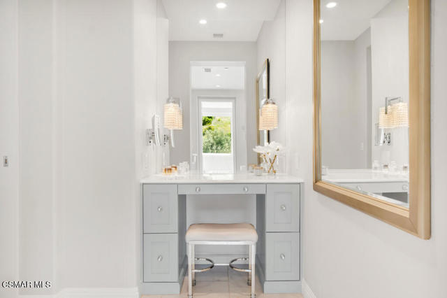 5715 Calais Court, Calabasas CA: https://media.crmls.org/mediaz/3d0ac8af-e810-4de5-a991-525184ecba44.jpg