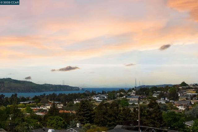 1620 Saint Francis Ct, Benicia CA: https://media.crmls.org/mediaz/3d0b044a-d716-4499-a831-b171aa6528e0.jpg