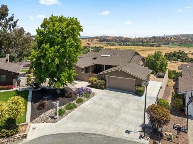38 Barbras Court, Hollister CA: https://media.crmls.org/mediaz/3d0cec60-84db-47ec-a40b-92705c8689f9.jpg