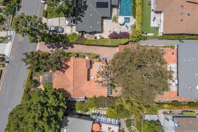 624 Hoska Dr, Del Mar CA: https://media.crmls.org/mediaz/3d0d4109-597a-4879-98f3-31fa9b738296.jpg