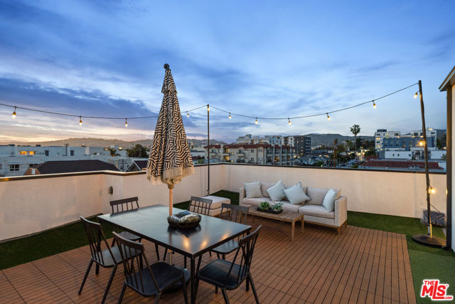 542 1/2 N Serrano Avenue, Los Angeles CA: https://media.crmls.org/mediaz/3d0d9de5-deb5-43b5-8ee1-509f20619986.jpg