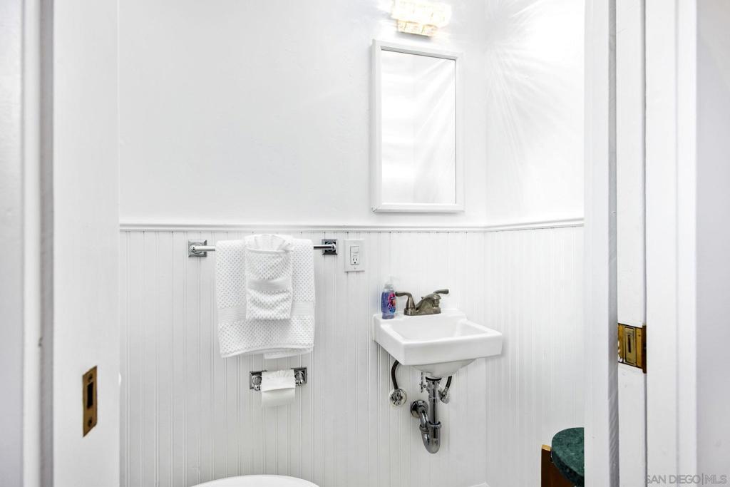 https://media.crmls.org/mediaz/3d0de38b-ddba-4fda-9c56-d59629d82c11.jpg?preset=X-Large