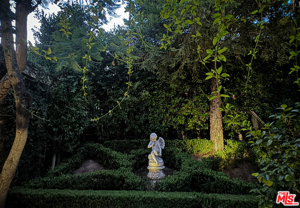 https://media.crmls.org/mediaz/3d0e8482-16b4-4864-9745-f0c78a186232.jpg?preset=X-Large