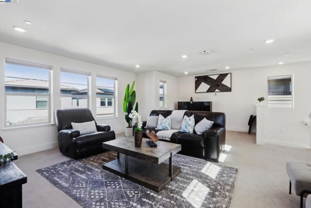 5623 Central Pkwy, Dublin CA: https://media.crmls.org/mediaz/3d0f5fbe-17ab-4d69-93b0-ab8611e61052.jpg