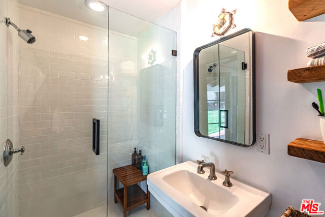 820 N Roxbury Drive, Beverly Hills CA: https://media.crmls.org/mediaz/3d1033cb-3ea4-454a-b6b5-240e3f5fc857.jpg