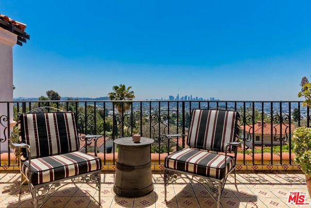 2420 Chislehurst Drive, Los Angeles CA: https://media.crmls.org/mediaz/3d10aacf-251c-4064-a398-ef57aa42cb7b.jpg