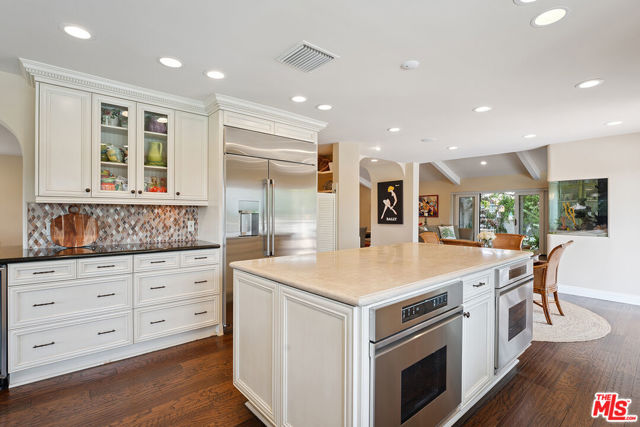 23306 Park Hacienda, Calabasas CA: https://media.crmls.org/mediaz/3d121dac-c205-40e8-a2d3-05ab9a672e58.jpg