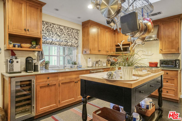 9420 Eden Drive, Beverly Hills CA: https://media.crmls.org/mediaz/3d123f3b-3b17-4756-8fab-412aec2a45b0.jpg
