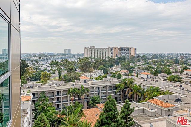 13700 Marina Pointe Drive, Marina del Rey CA: https://media.crmls.org/mediaz/3d131686-5354-4c9d-957e-c086cbfd1390.jpg