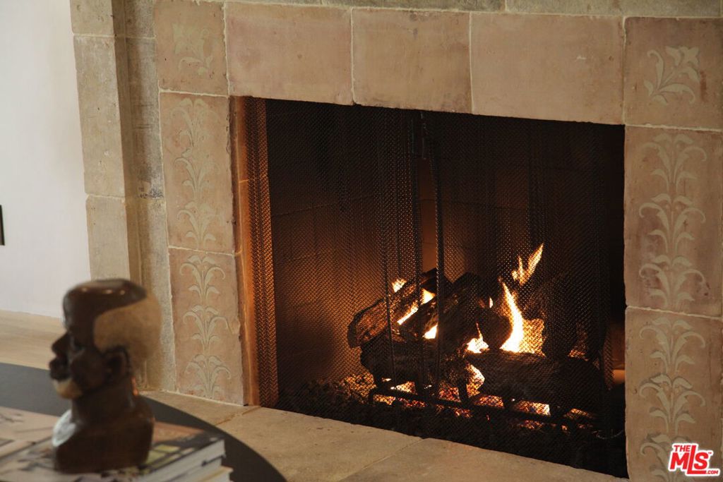 https://media.crmls.org/mediaz/3d1448d7-3763-49f4-b050-36fe5904fd5d.jpg?preset=X-Large