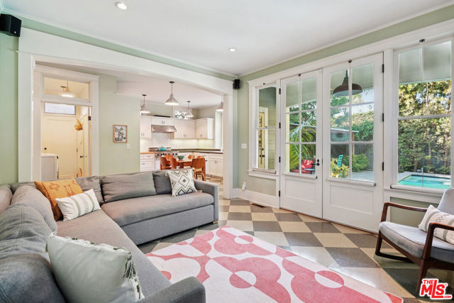 813 Crestmoore Place, Venice CA: https://media.crmls.org/mediaz/3d14a2db-cce9-4039-b6ec-618bc2f31be2.jpg