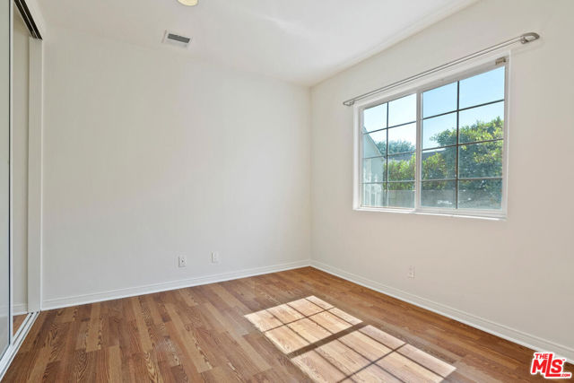 1710 Santa Paula Place, Glendale CA: https://media.crmls.org/mediaz/3d14b17b-ca24-47b7-86e4-85d3f543e780.jpg