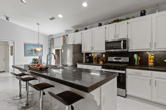 26696 Avenida Quintana, Cathedral City CA: https://media.crmls.org/mediaz/3d16aee9-53c1-419f-93dc-261bb63eee0c.jpg