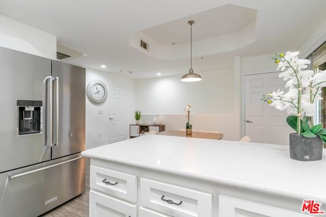 5521 Kester Avenue, Sherman Oaks CA: https://media.crmls.org/mediaz/3d16cfb8-7981-40bb-a777-81642113a832.jpg