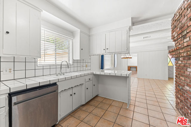 5013 Catalon Avenue, Woodland Hills CA: https://media.crmls.org/mediaz/3d18f307-85b6-43e6-9d73-69a2ea64d962.jpg