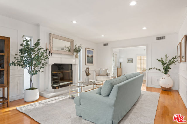 16979 Encino Hills Drive, Encino CA: https://media.crmls.org/mediaz/3d18fdc0-ef00-4f42-b839-49f2a508c180.jpg