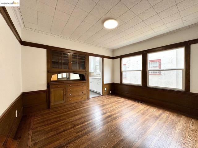 5926 Marshall St, Oakland CA: https://media.crmls.org/mediaz/3d1ab714-ecd6-4726-a8ce-efe2ec8073ab.jpg
