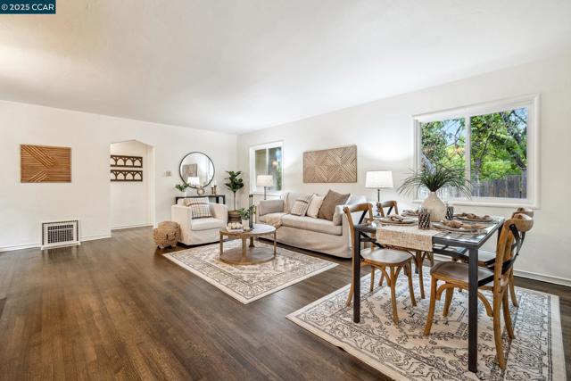 5810 Estates Dr, Oakland CA: https://media.crmls.org/mediaz/3d1bae91-c51d-4b9b-85a2-c05919964bb9.jpg