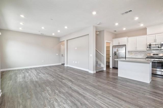 1097 Delpy View Point, Vista CA: https://media.crmls.org/mediaz/3d1d482b-755c-4abd-857b-8b0bc45e2b4a.jpg