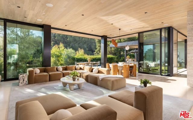 1335 Carla Lane, Beverly Hills CA: https://media.crmls.org/mediaz/3d1d5151-2cd8-4e5f-92f9-013fde11481d.jpg