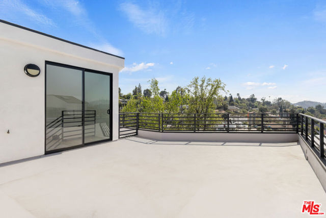 1403 Eagle Vista Drive, Los Angeles CA: https://media.crmls.org/mediaz/3d1d8563-71cd-4214-8b60-142d8cb2915b.jpg