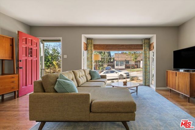340 S Madison Way, Glendale CA: https://media.crmls.org/mediaz/3d1dd7da-e941-493c-82ec-09485d9cea27.jpg