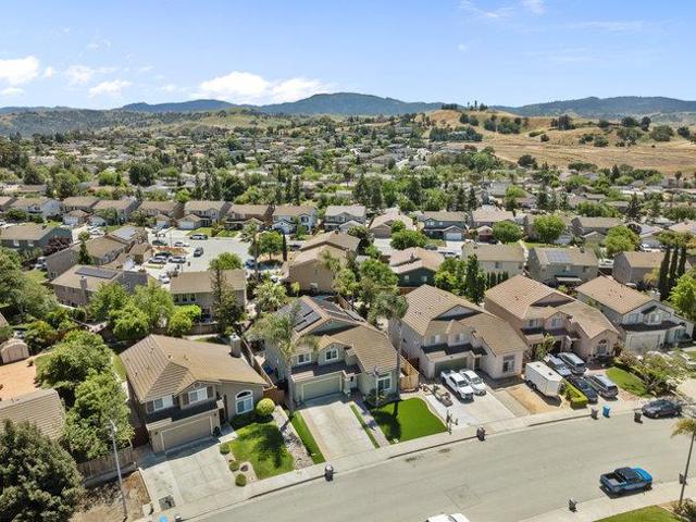 1650 Mimosa Street, Hollister CA: https://media.crmls.org/mediaz/3d1e2915-57cb-40b9-8c9c-f31a9dea86cf.jpg