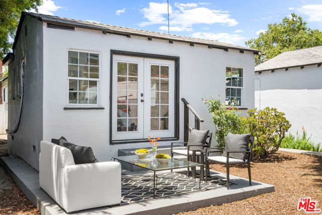 3340 Cardiff Avenue, Los Angeles CA: https://media.crmls.org/mediaz/3d1f1cef-3476-4c28-8c66-79abb876858d.jpg