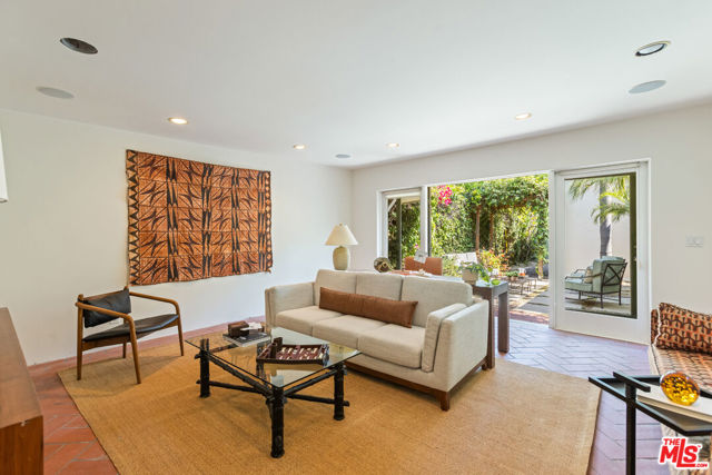 7361 Oakwood Avenue, Los Angeles CA: https://media.crmls.org/mediaz/3d1fc394-71ef-4492-8755-85cefcbf89f7.jpg
