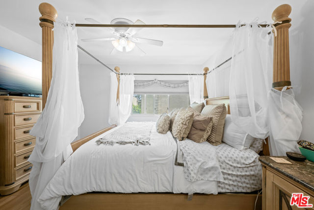 21901 Lassen Street, Chatsworth CA: https://media.crmls.org/mediaz/3d1fc673-4541-46cd-b442-7b9321722179.jpg