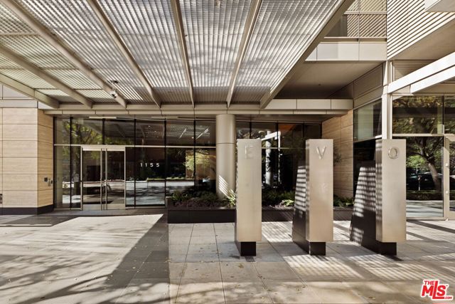 1155 S Grand Avenue, Los Angeles CA: https://media.crmls.org/mediaz/3d205098-2a5e-4505-8855-db5cd666d40f.jpg